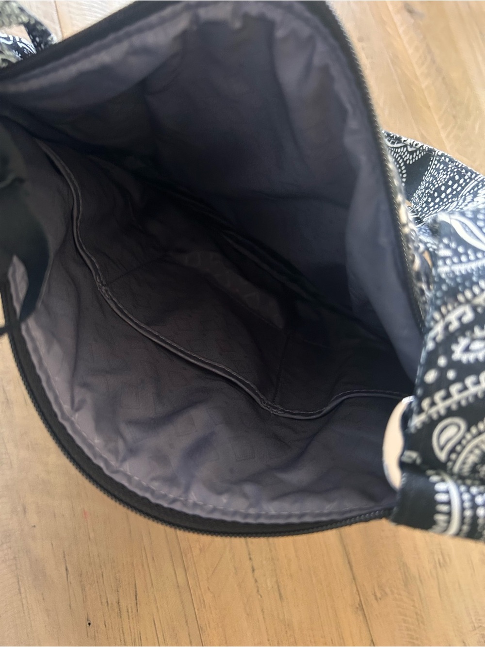 Vera Bradley Black & White Paisley Quilted Crossbody Shoulder Bag - Picture 6 of 7